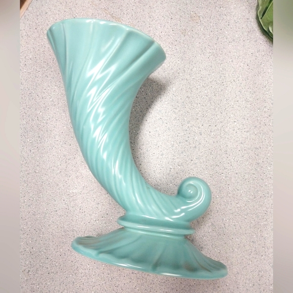 Vintage Haeger Pottery blue cornucopia vase. - Picture 1 of 5